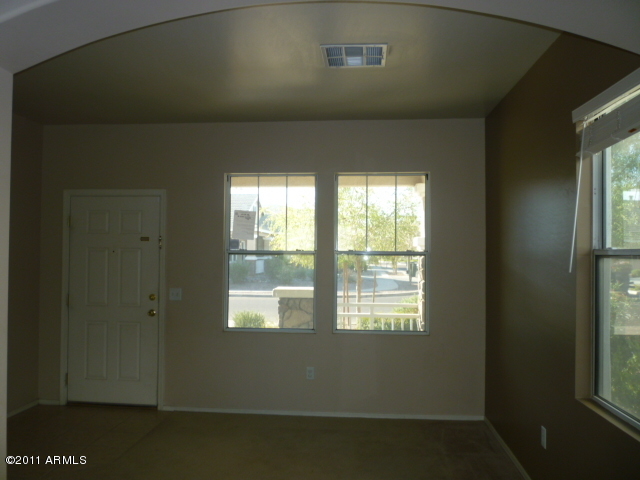 4234 West Carter Road Phoenix, AZ 85041 - Photo 7 of 25 Living room