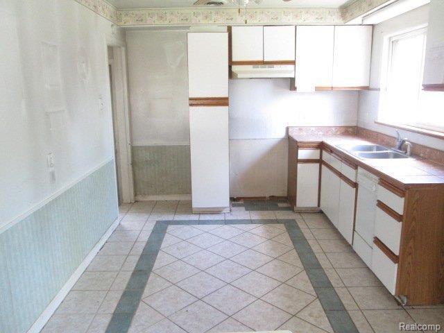 18439 Stephens Road Eastpointe, MI 48021 - Photo 19 of 22 261-857815-kitch.JPG