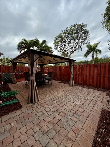 a view of a backyard