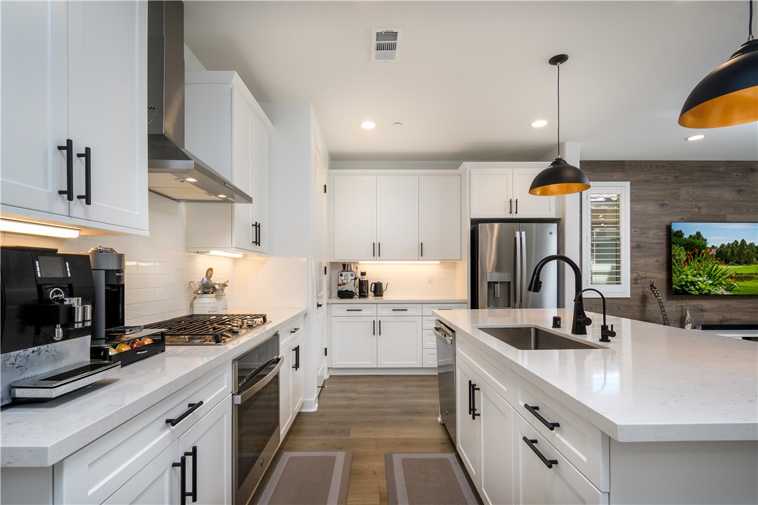 2821 Bridgetide Road Corona, CA 92883 - Photo 5 of 38 Kitchen