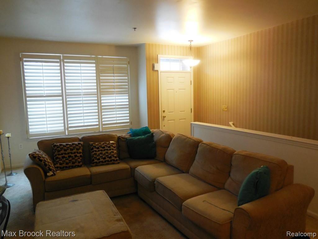 20169 Rodeo Court Southfield, MI 48075 - Photo 2 of 6 Living Room
