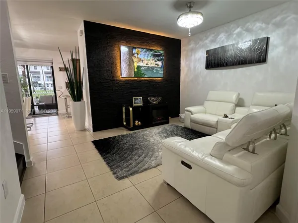 $4,000 | 8905 Northwest 98th Avenue, Unit 8905, Doral, FL 33178