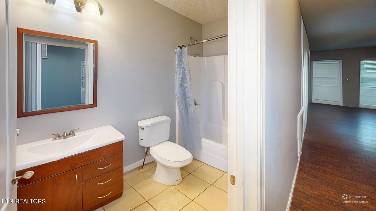 2013 Paris Road Knoxville, TN 37912 - Photo 2 of 10 2013-Paris-Rd-Bathroom-Defurnished