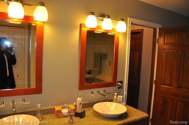 3161 Greenspring Lane Rochester, MI 48309 - Photo 21 of 24 Updated master bath