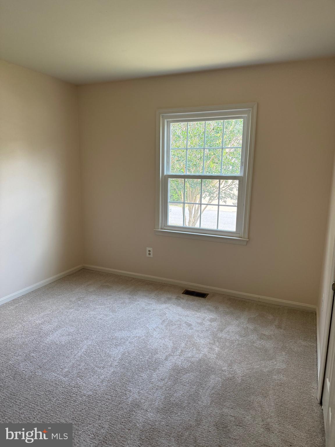 11724 Roosevelt Road Fredericksburg, VA 22407 - Photo 17 of 20 an empty room with a window