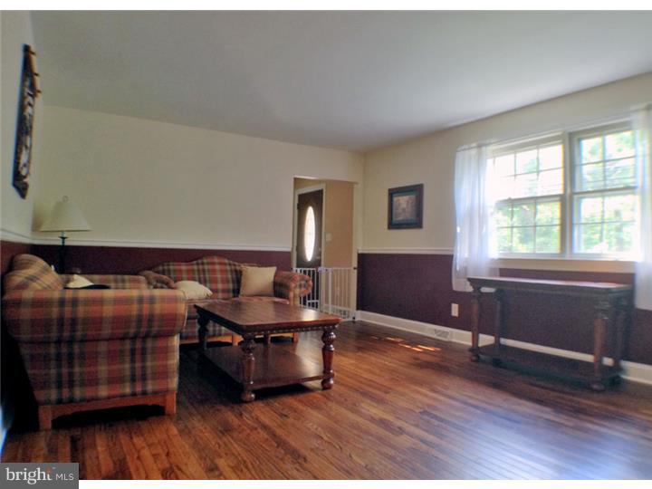 175 Tabernacle Road Medford Lakes, NJ 08055 - Photo 5 of 21 Living Room