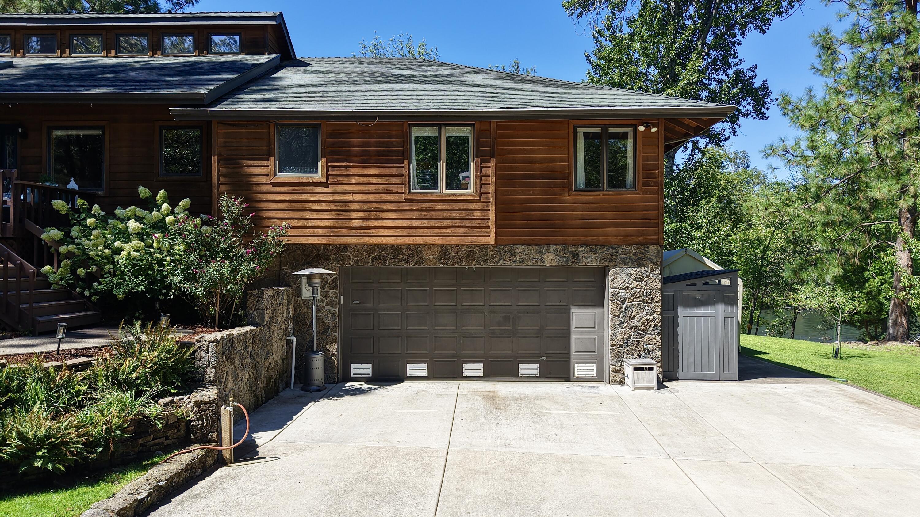 975 Old Ferry Road Shady Cove, OR 97539 - Photo 47 of 100 Attached Garage