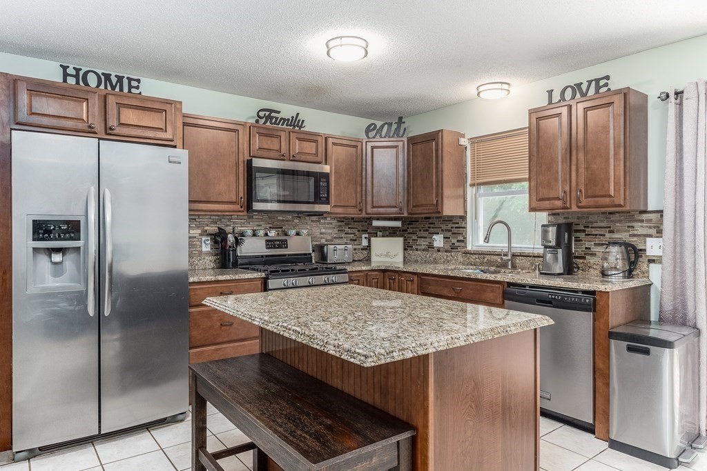 65 Santoro Road Worcester, MA 01606 - Photo 3 of 33 Gallery Image 3