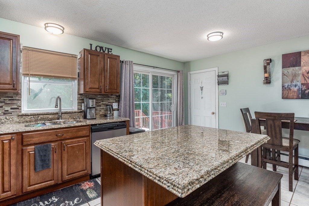 65 Santoro Road Worcester, MA 01606 - Photo 4 of 33 Gallery Image 4