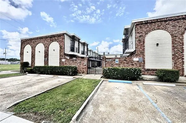 $895 | 3900 Hessmer Avenue, Unit 10, Metairie, LA 70002