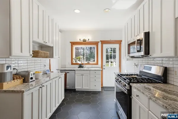 $999,000 | 12 Chestnut Street, Cresskill, NJ 07626