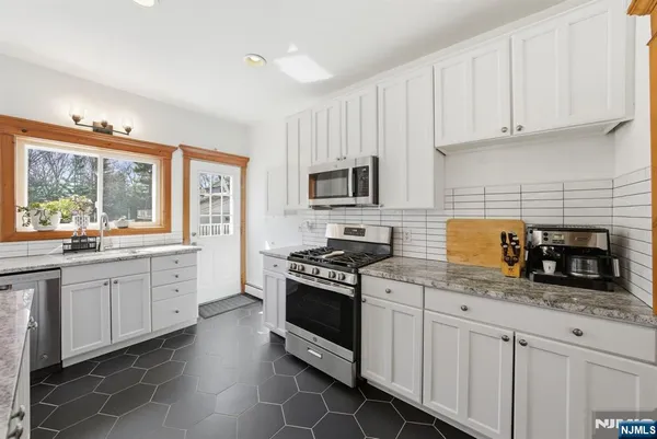 $999,000 | 12 Chestnut Street, Cresskill, NJ 07626