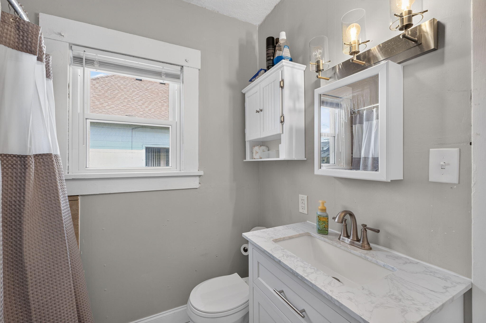 1425 West Poplar Street Springfield, MO 65802 - Photo 17 of 25 Bathroom