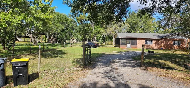 a view of a backyard