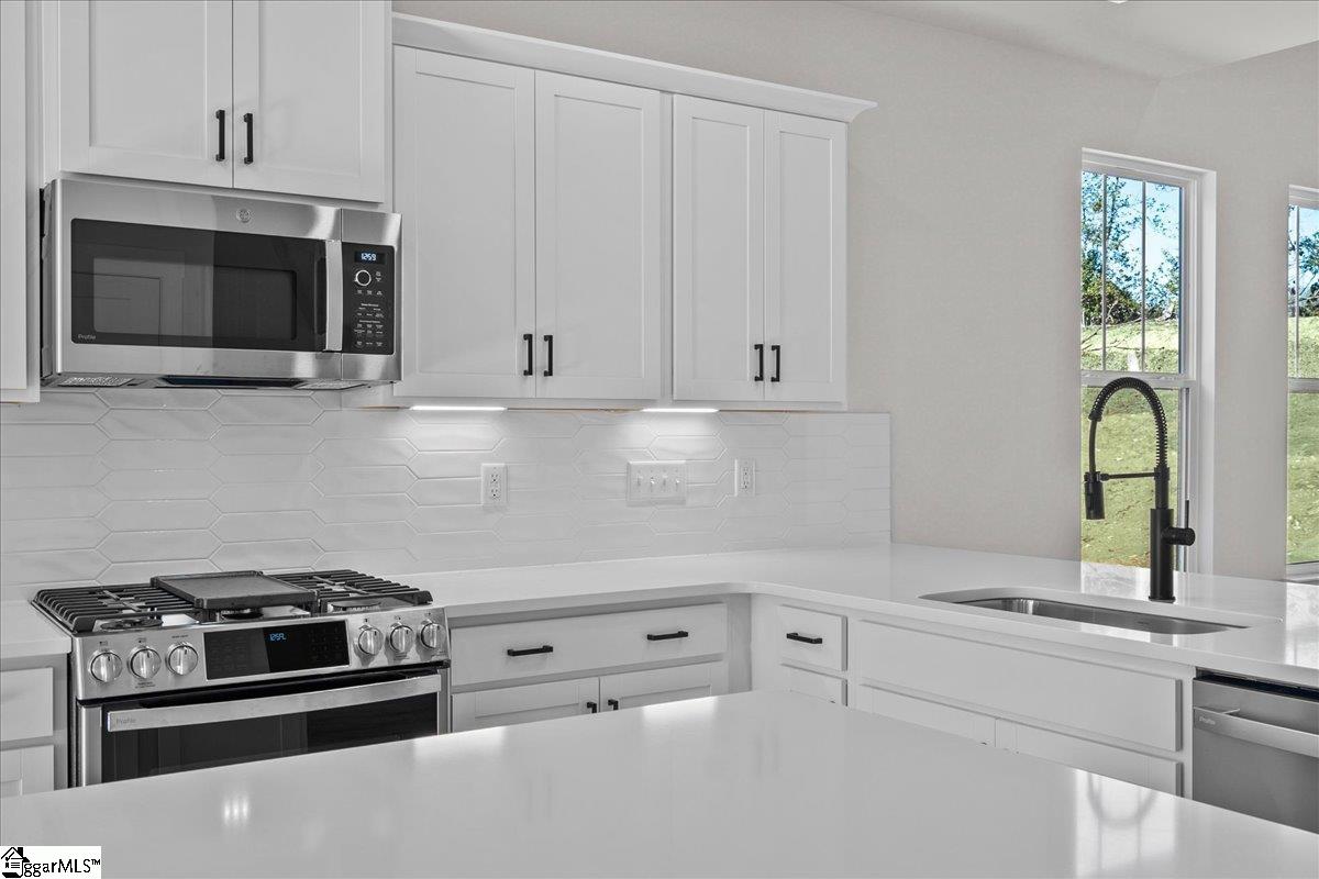 976 Diane Lane Moore, SC 29369 - Photo 7 of 34