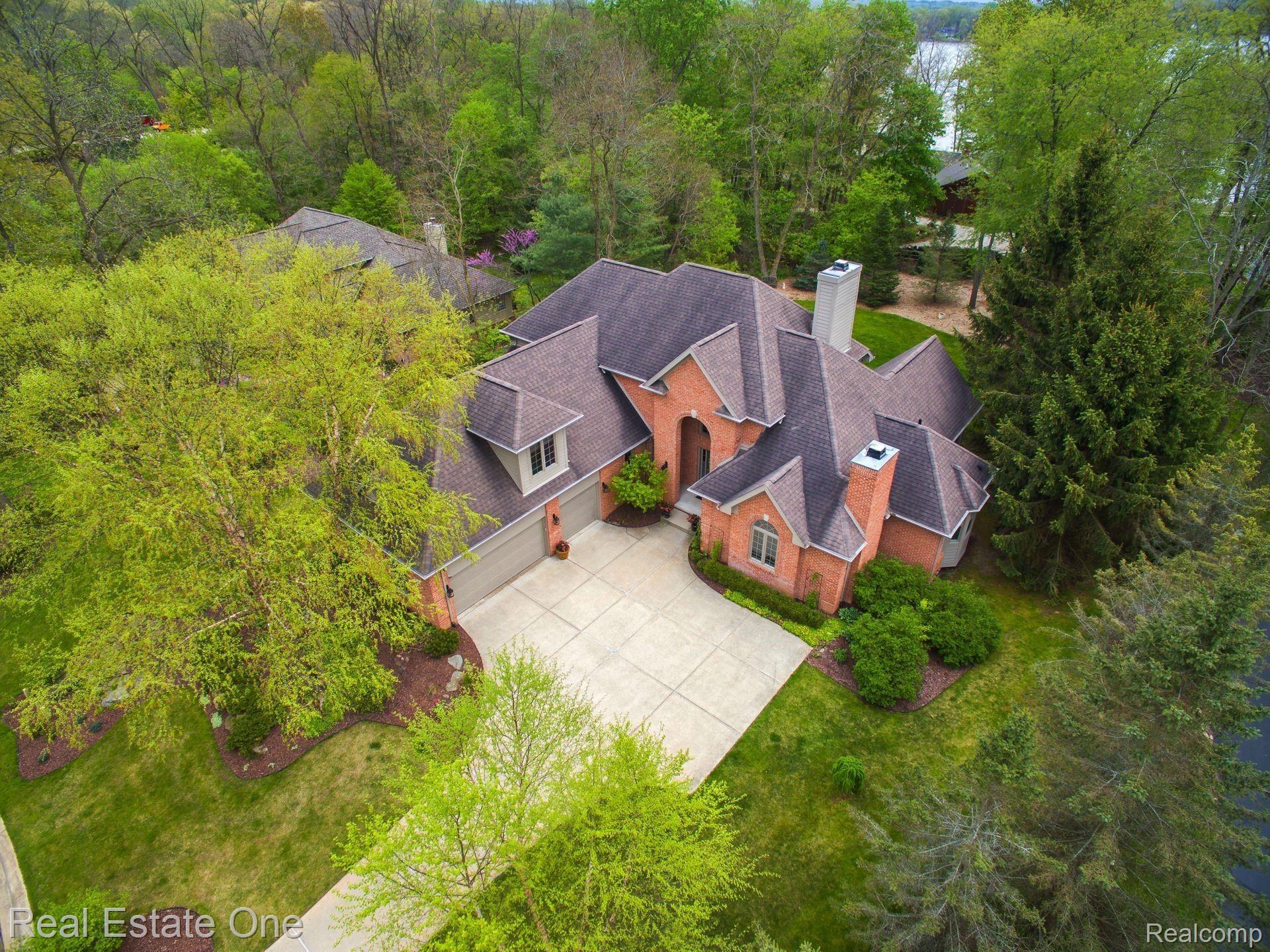 5890 Winans View Court Pinckney, MI 48169 - Photo 2 of 38 1.jpg