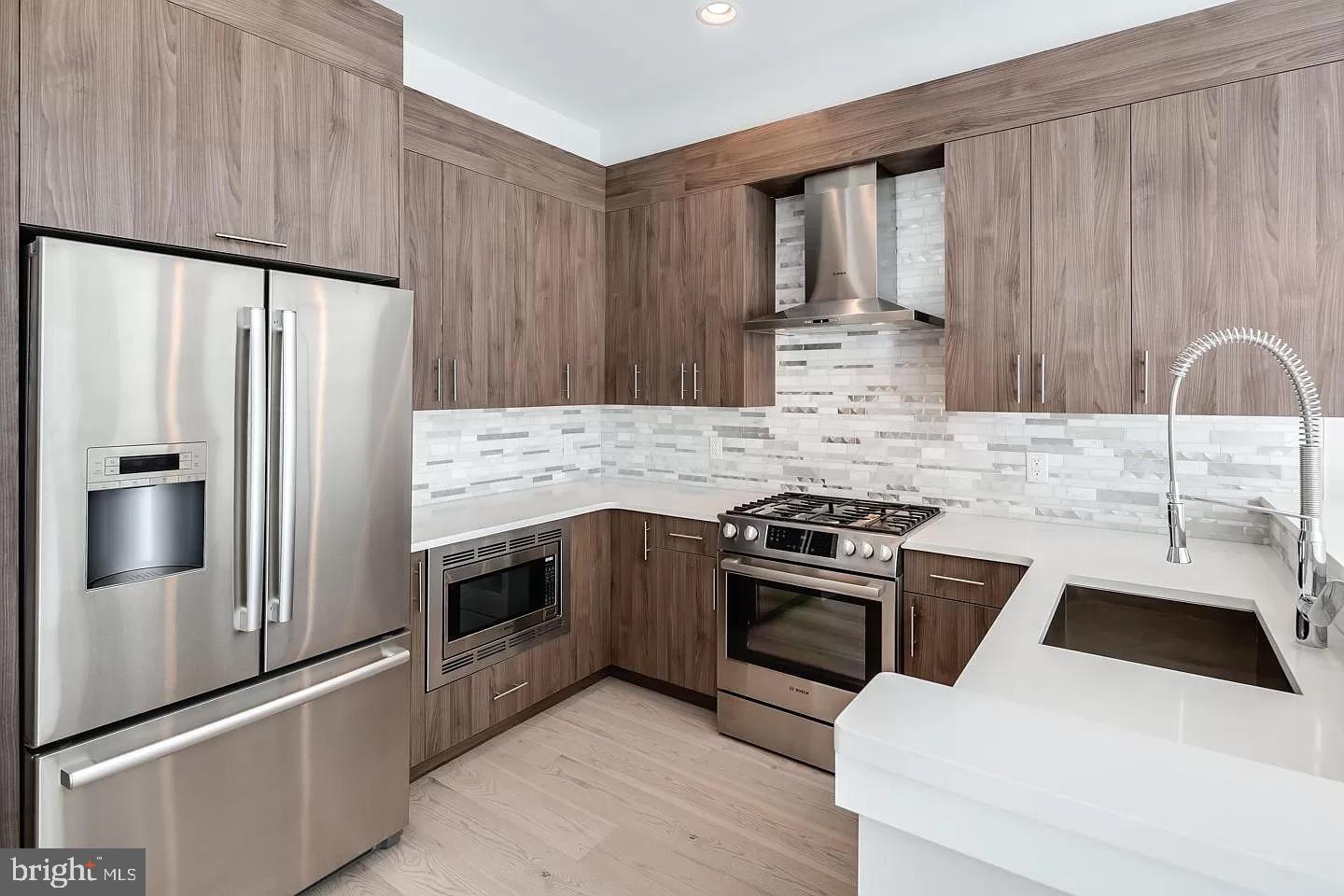 846 North American St  