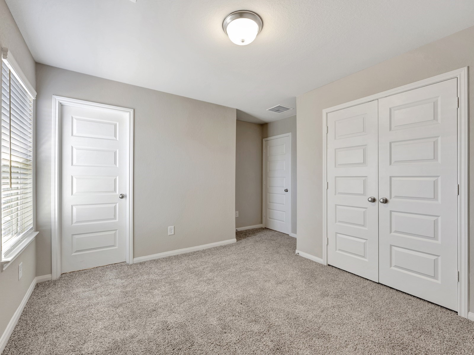 17882 Stone Terrace Montgomery, TX 77316 - Photo 21 of 33 an empty room with windows and closet