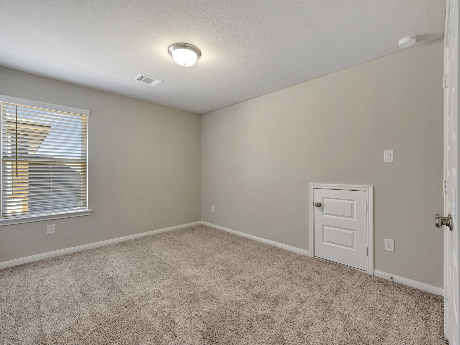 17882 Stone Terrace Montgomery, TX 77316 - Photo 25 of 33 an empty room with windows and closet