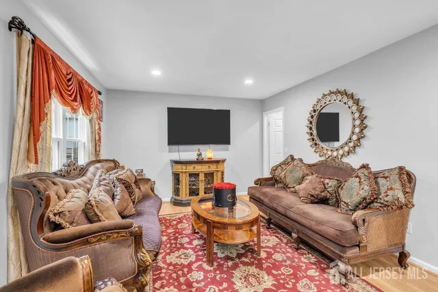 $675,000 | 28 Hawthorn Drive, Edison, NJ 08820