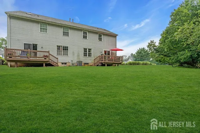 $675,000 | 28 Hawthorn Drive, Edison, NJ 08820