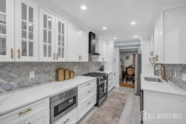 $675,000 | 28 Hawthorn Drive, Edison, NJ 08820