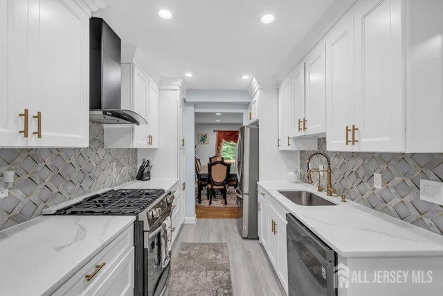 $675,000 | 28 Hawthorn Drive, Edison, NJ 08820