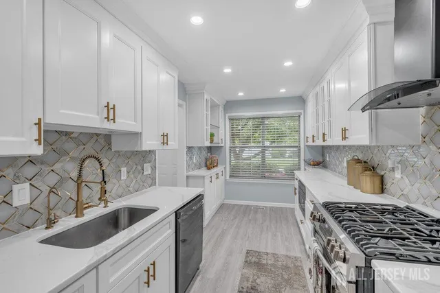 $675,000 | 28 Hawthorn Drive, Edison, NJ 08820