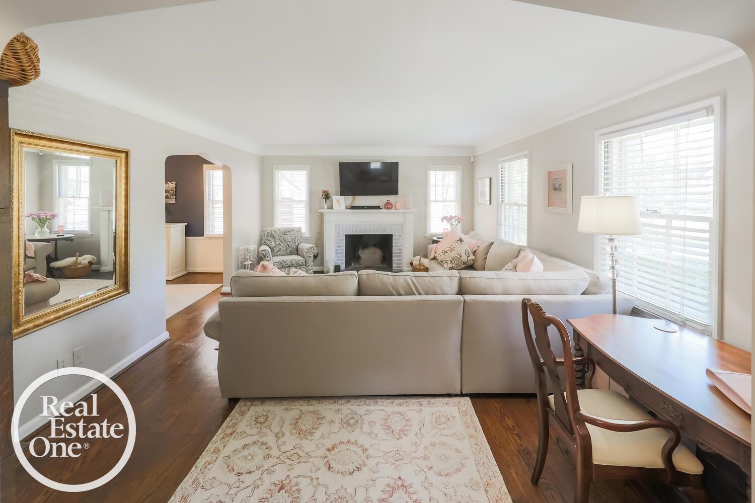 279 Merriweather Road Grosse Pointe, MI 48236 - Photo 9 of 32 Living Room