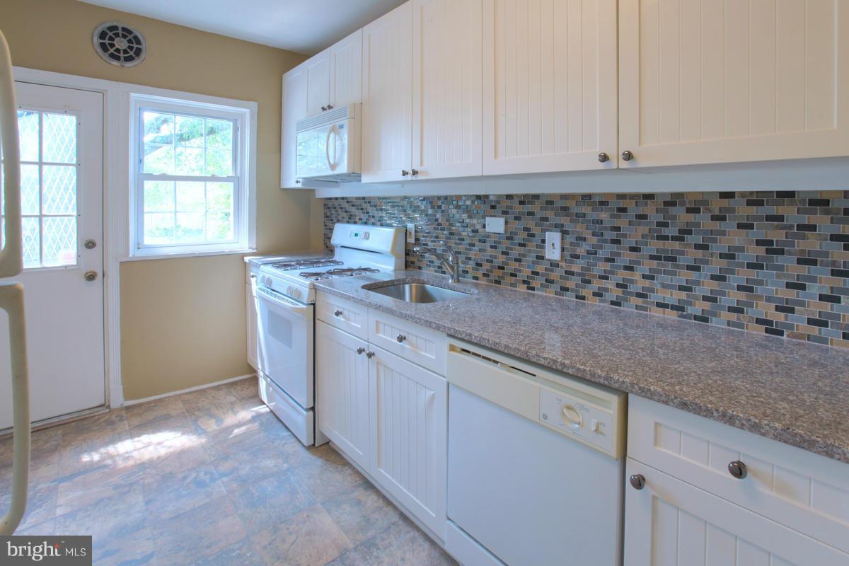 1507 Roundhill Road Baltimore, MD 21218 - Photo 12 of 27 Kitchen