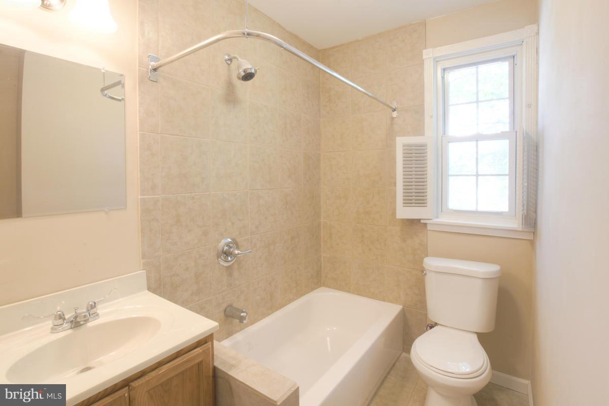 1507 Roundhill Road Baltimore, MD 21218 - Photo 15 of 27 Bath