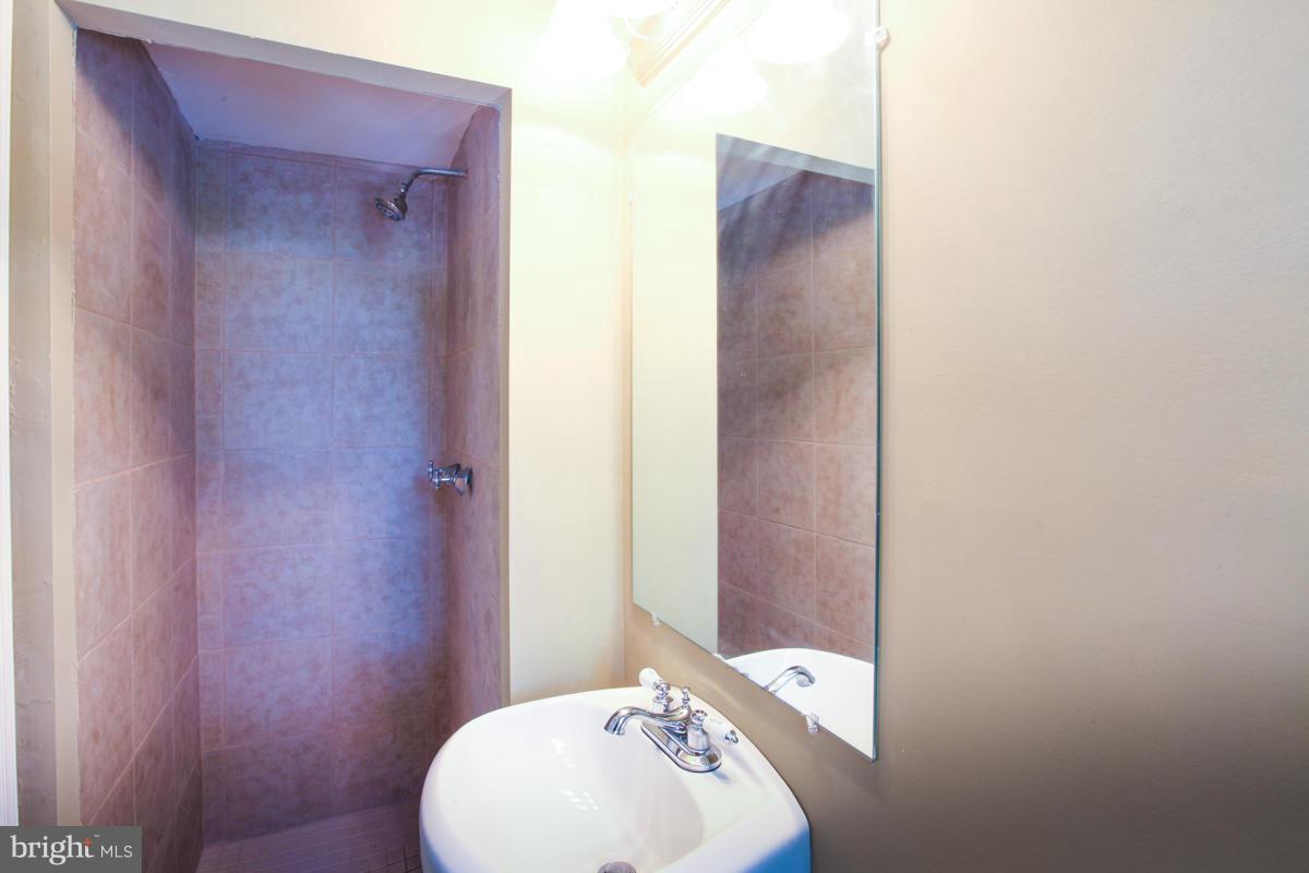 1507 Roundhill Road Baltimore, MD 21218 - Photo 17 of 27 Bath