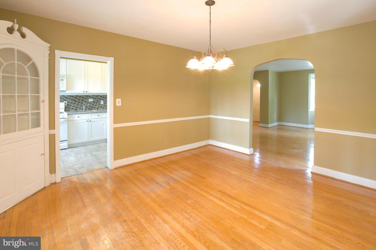 1507 Roundhill Road Baltimore, MD 21218 - Photo 21 of 27 Living Room