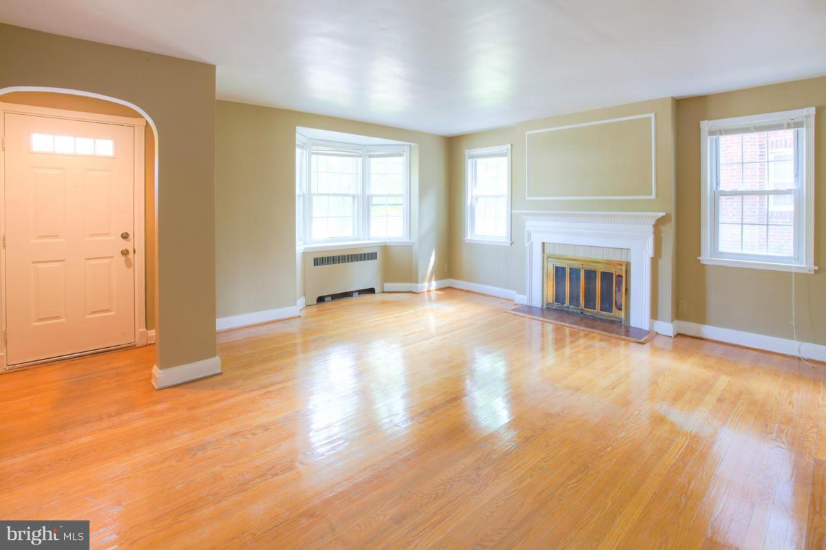 1507 Roundhill Road Baltimore, MD 21218 - Photo 7 of 27 Living Room