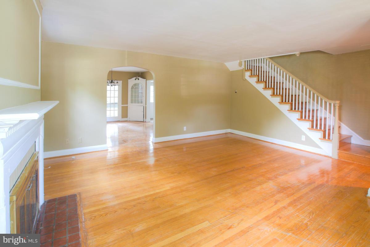 1507 Roundhill Road Baltimore, MD 21218 - Photo 8 of 27 Living Room