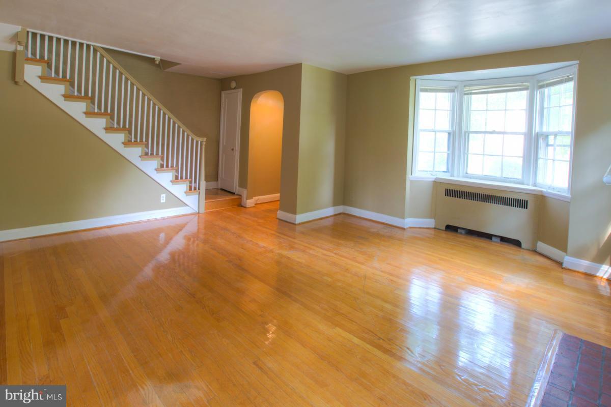 1507 Roundhill Road Baltimore, MD 21218 - Photo 9 of 27 Living Room
