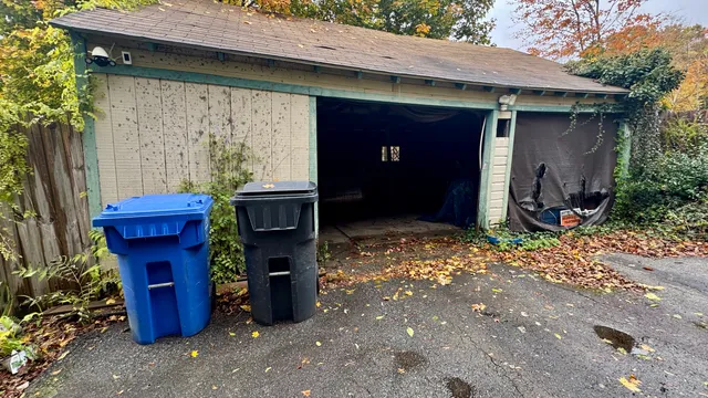 a view of a house with backyard and garden