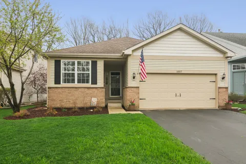 a view of a house with backyard