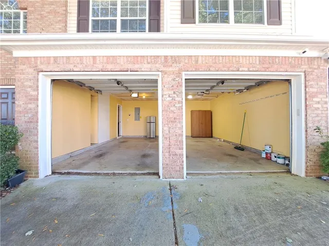 a view of a yard in front of house