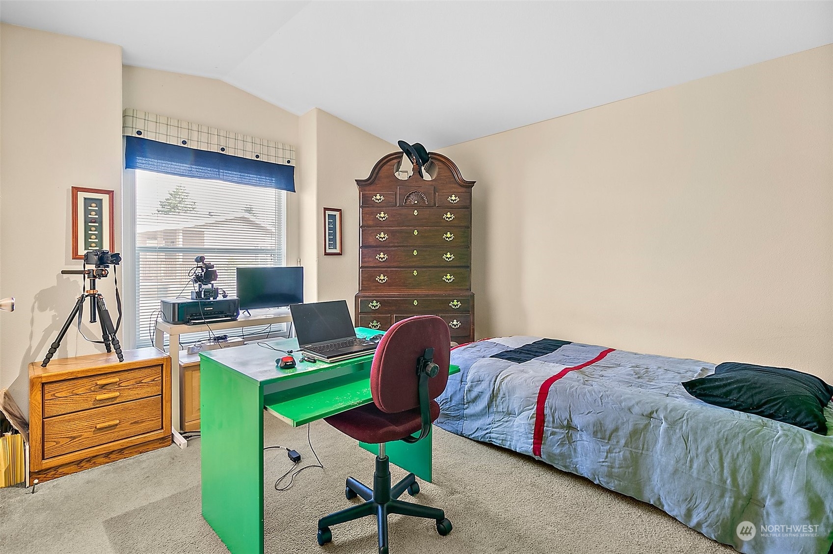 2101 South 324th Street, Unit 32 Federal Way, WA 98003 - Photo 17 of 30 a bedroom with a bed a computer on the desk and a stove