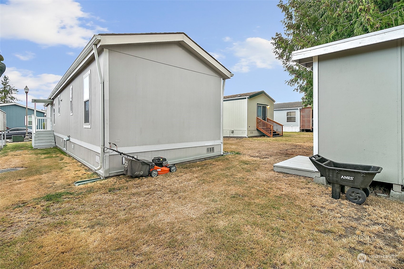 2101 South 324th Street, Unit 32 Federal Way, WA 98003 - Photo 20 of 30 a backyard of a house with table and chairs
