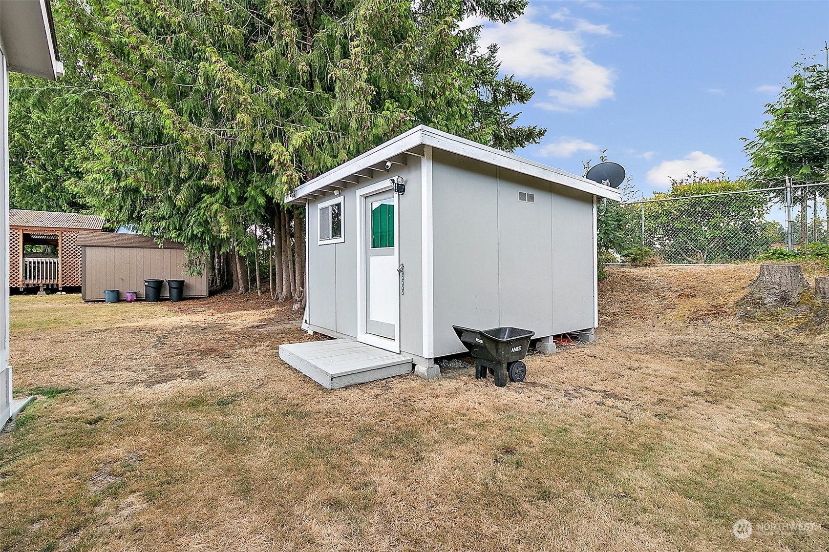 2101 South 324th Street, Unit 32 Federal Way, WA 98003 - Photo 21 of 30 a backyard of a house with table and chairs