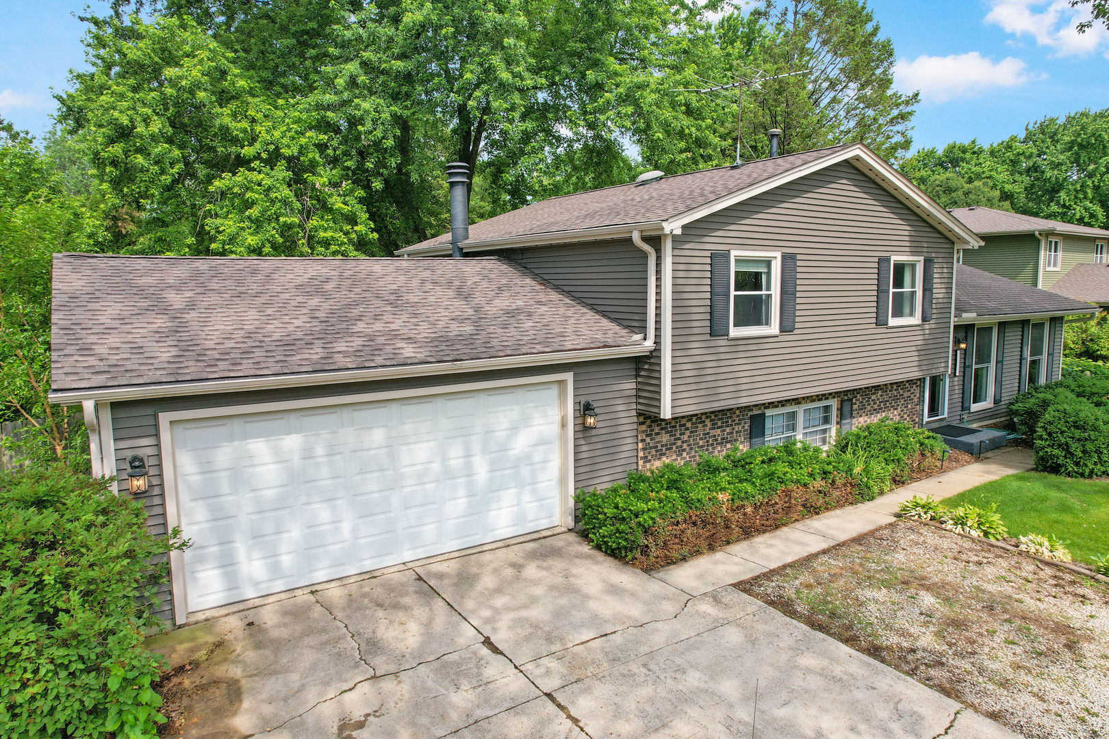 11S556 Book Road Naperville, IL 60564 - Photo 3 of 31