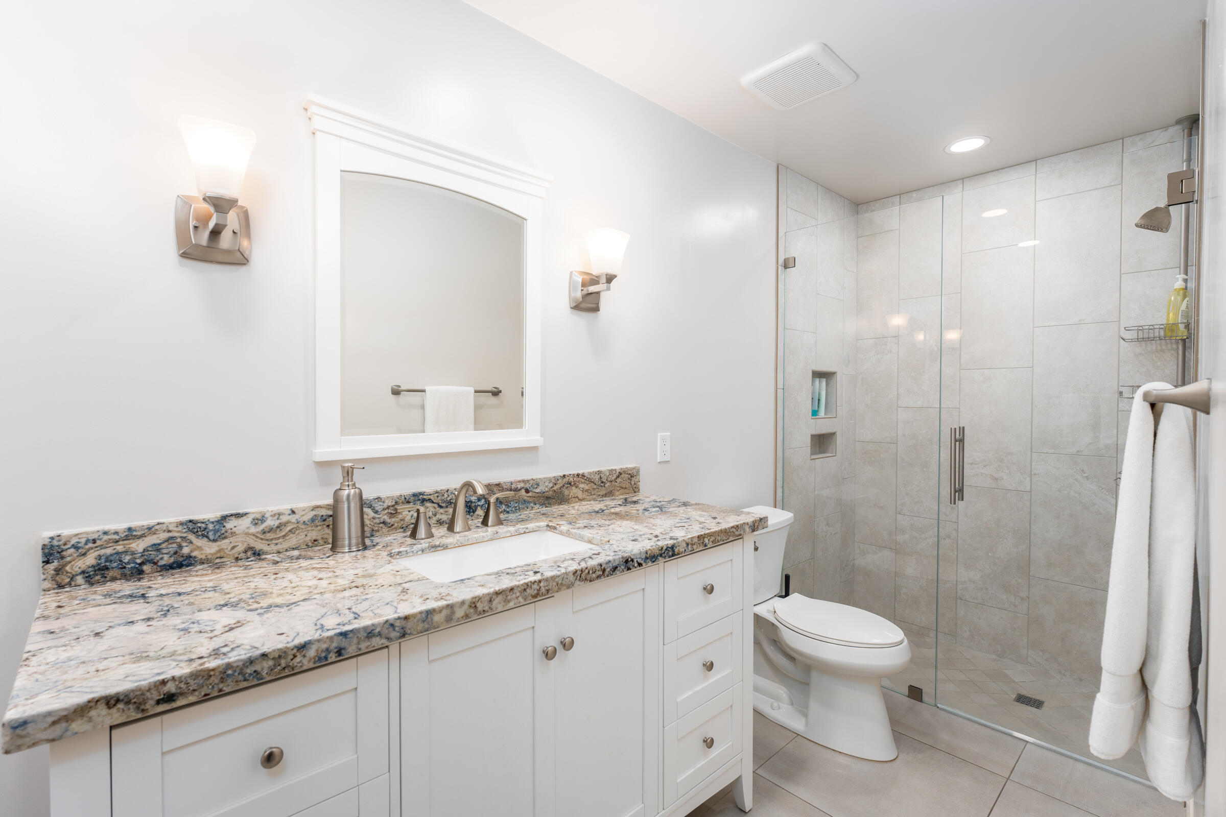 1111 East Ramon Road, Unit 34 Palm Springs, CA 92264 - Photo 11 of 31 Primary Bath