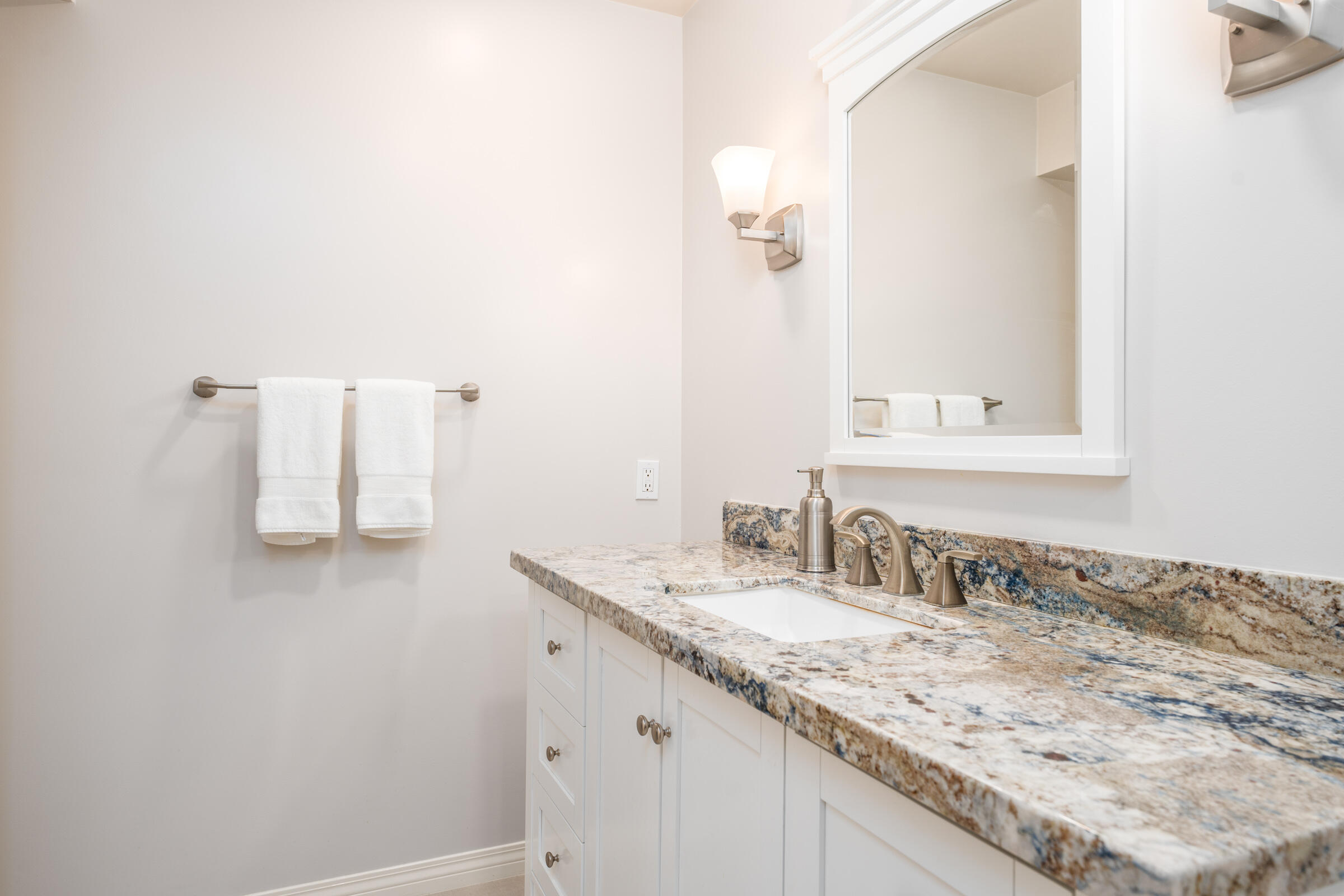 1111 East Ramon Road, Unit 34 Palm Springs, CA 92264 - Photo 13 of 31 Primary Bath