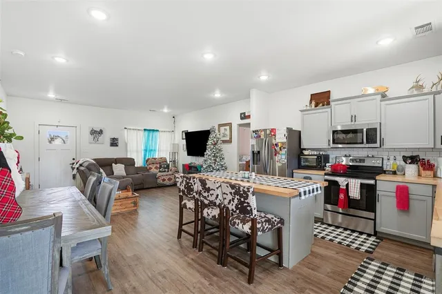 a view of residential houses with outdoor space