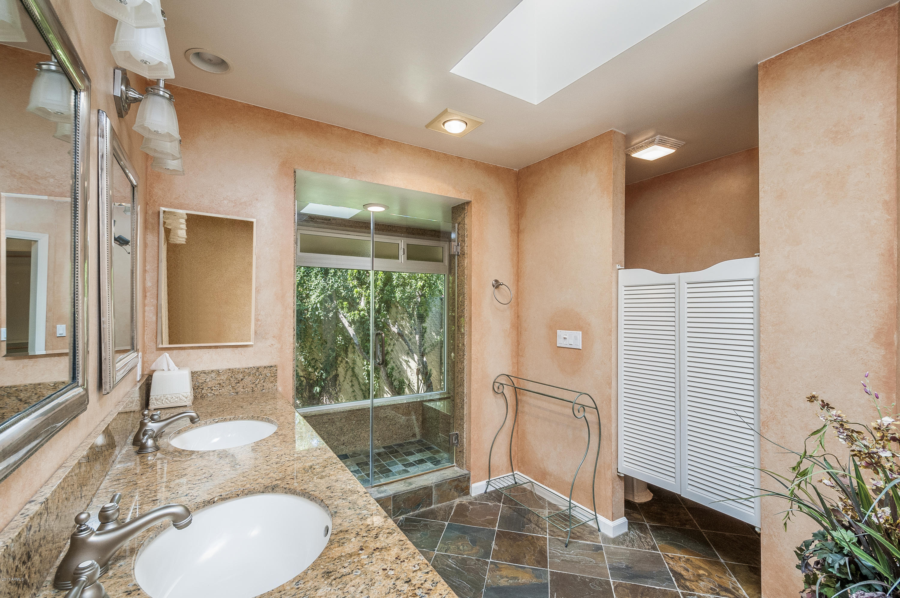 6801 North 1st Place Phoenix, AZ 85012 - Photo 17 of 32 Master Spa