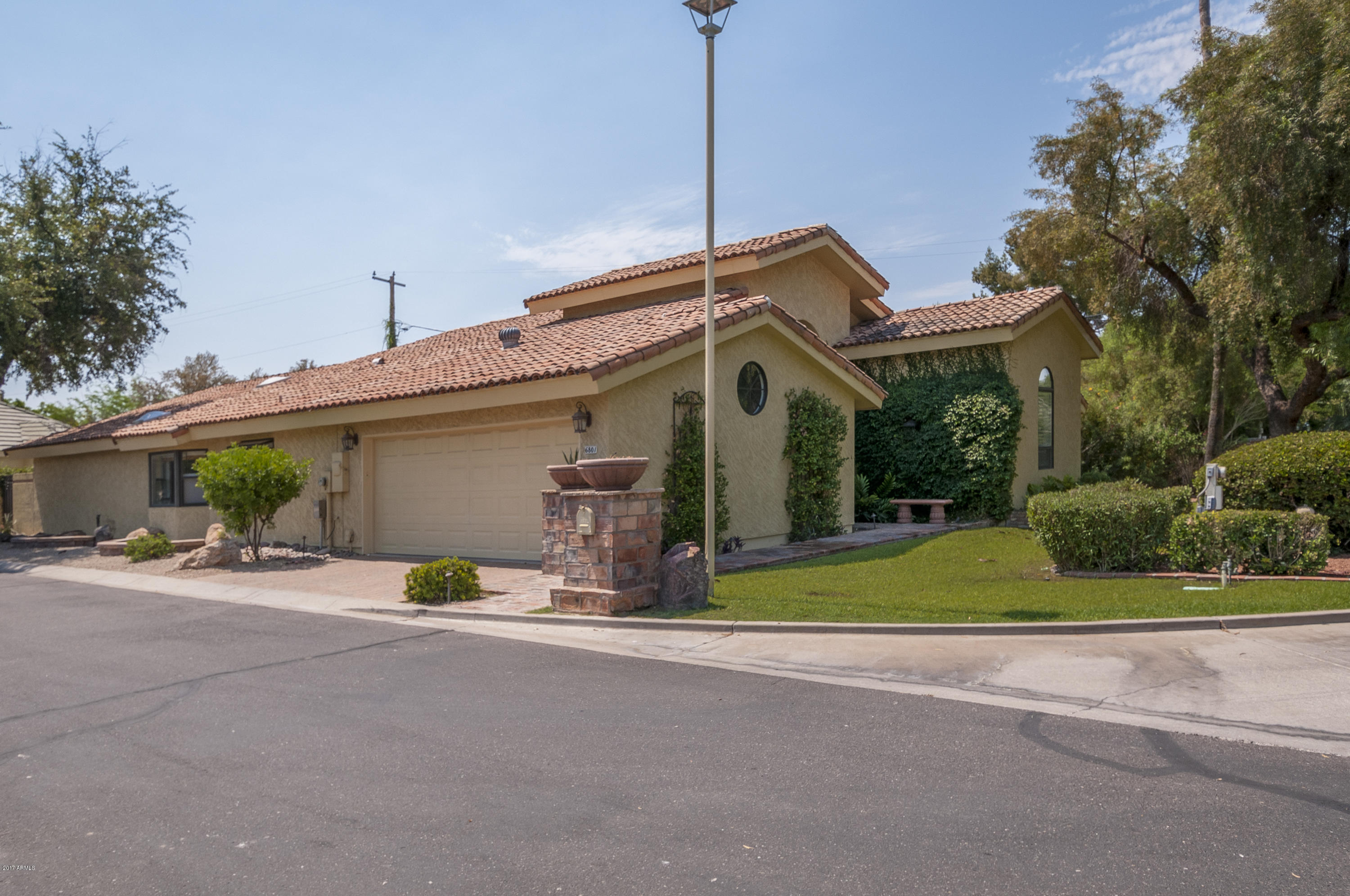 6801 North 1st Place Phoenix, AZ 85012 - Photo 31 of 32 Front Corner View