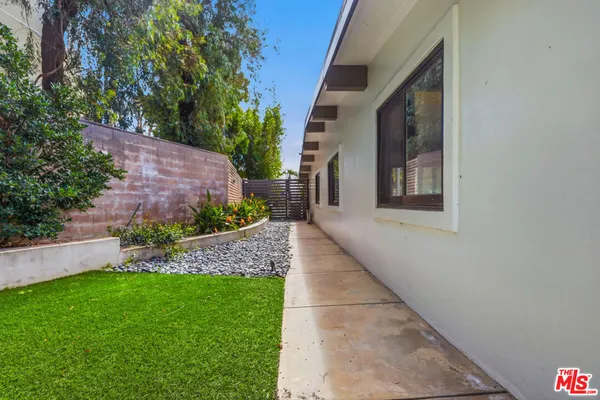 a view of a backyard