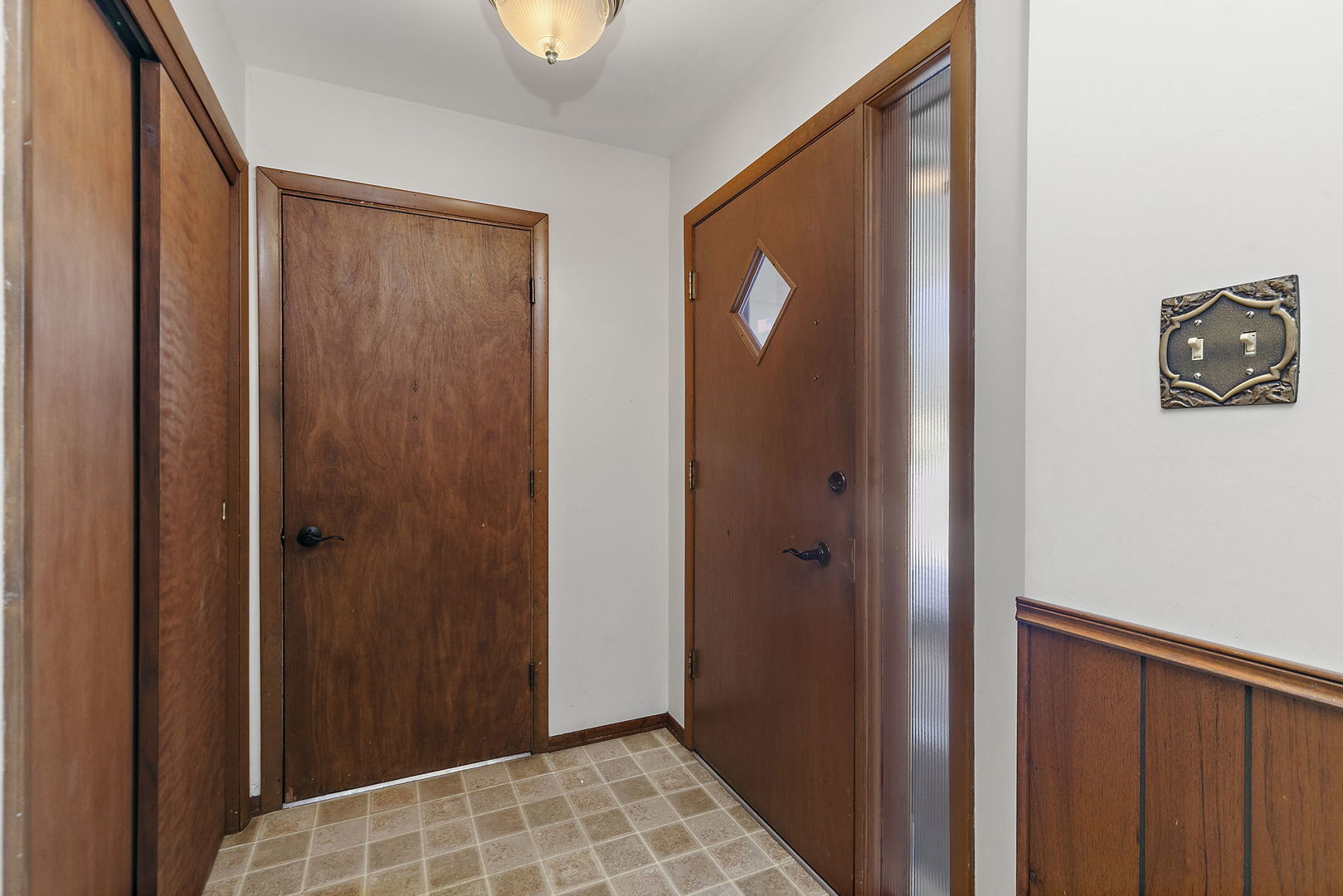 617 Sharon Drive Crystal Lake, IL 60014 - Photo 3 of 26 a view of elevator